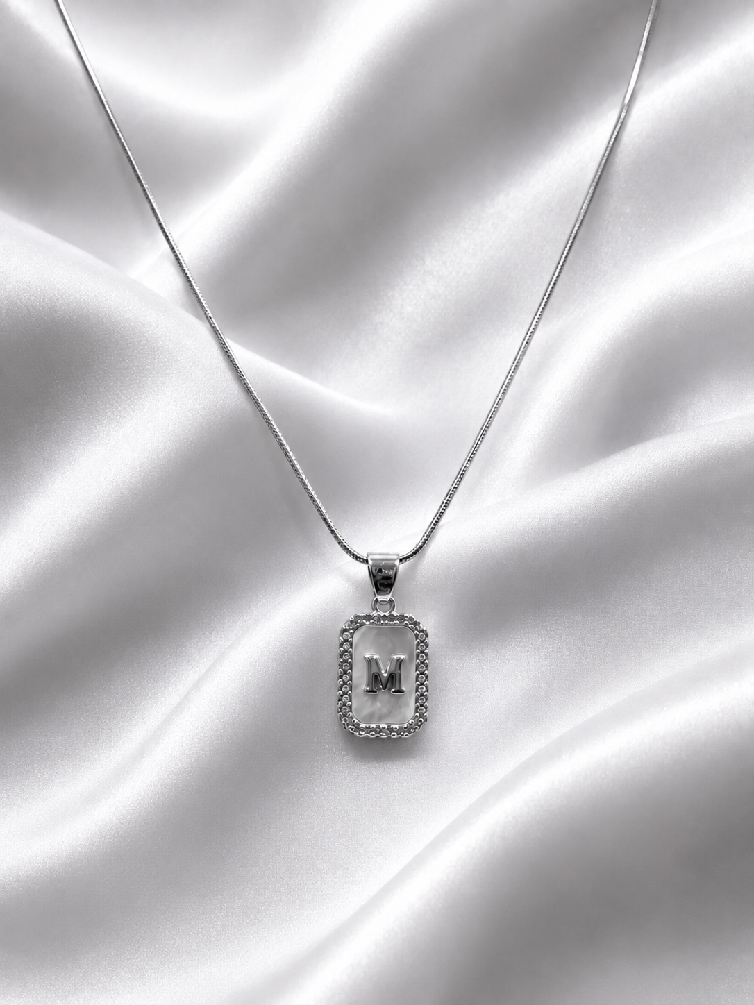 Collana Regolabile Con lettere brillantinate e boreali