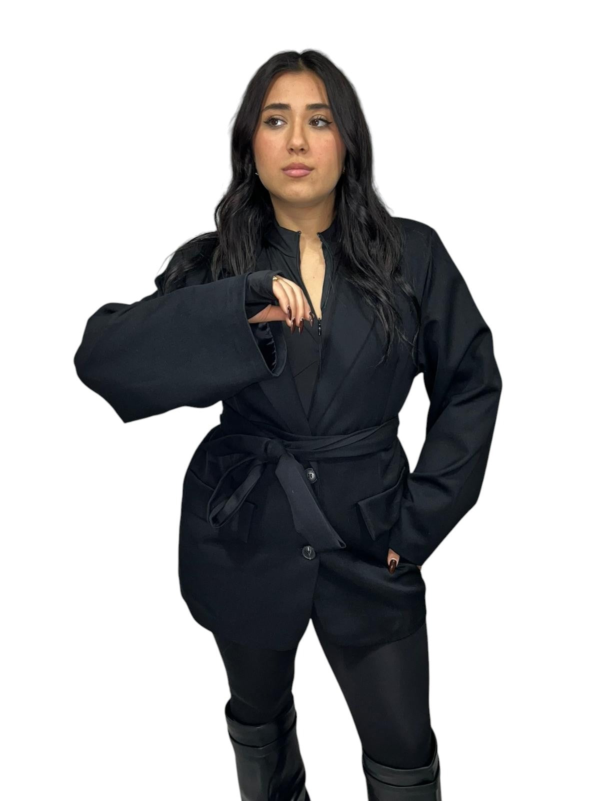 Blazer con cinturino foderato all'interno manica a campana