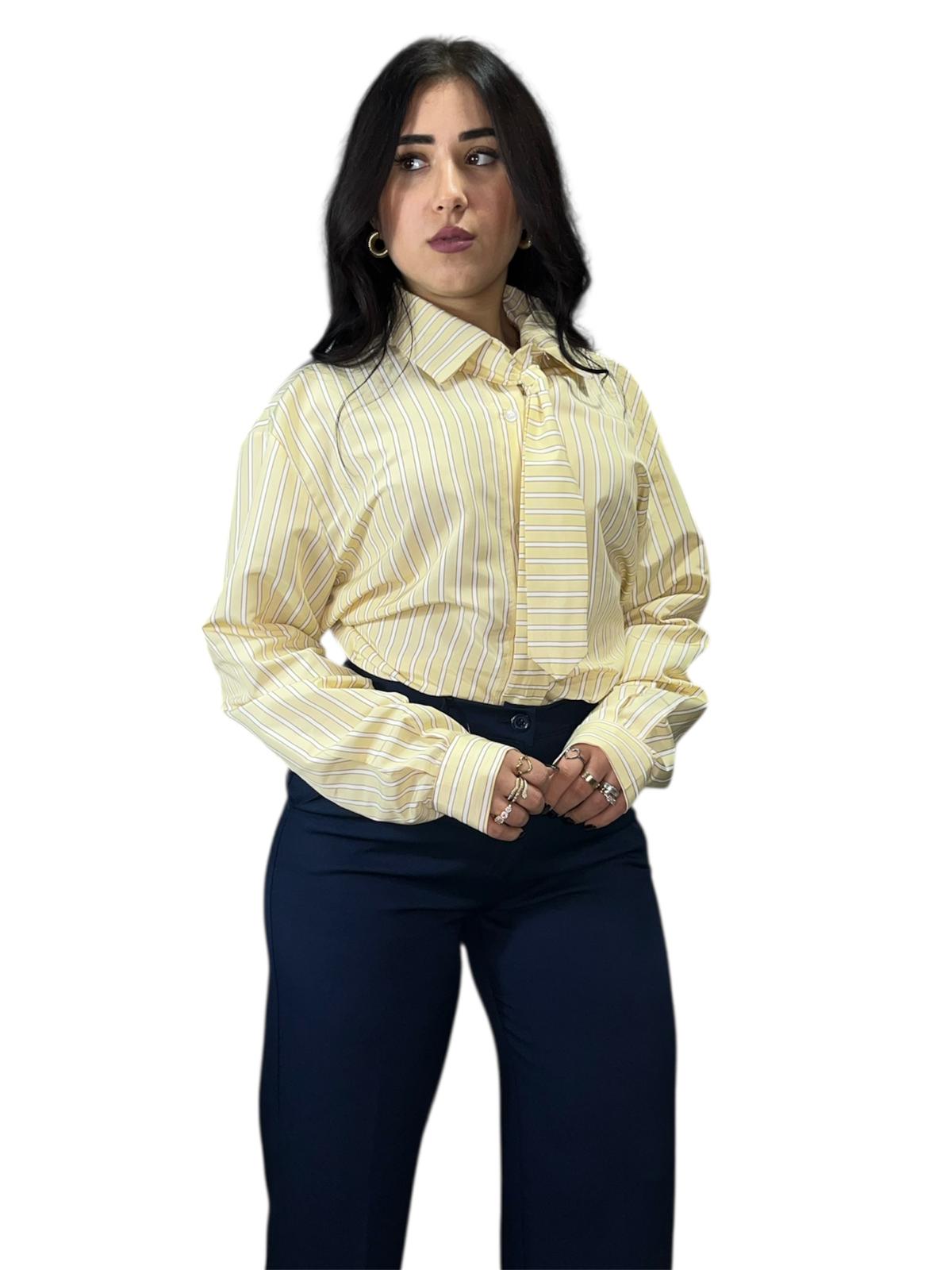 Camicia Camilla a righe con cravatta e stringhe sul retro
