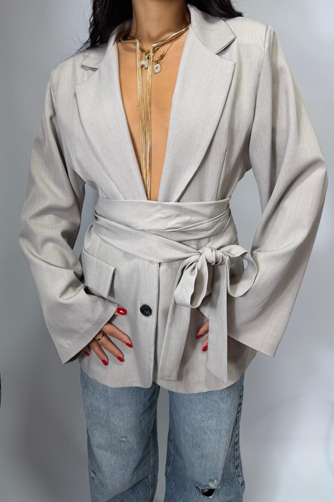 Blazer con cinturino foderato all'interno manica a campana
