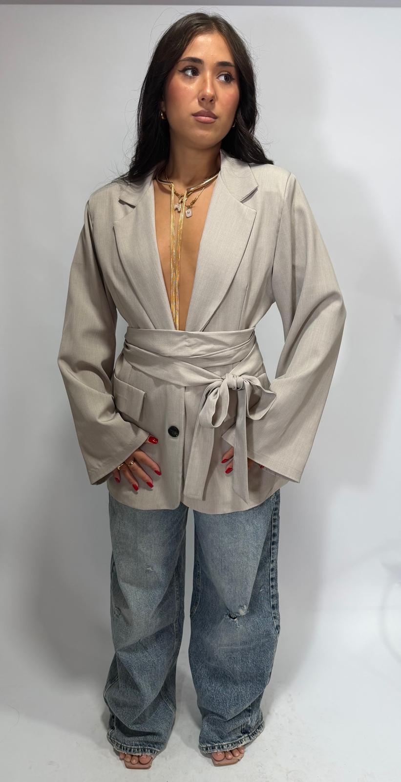 Blazer con cinturino foderato all'interno manica a campana