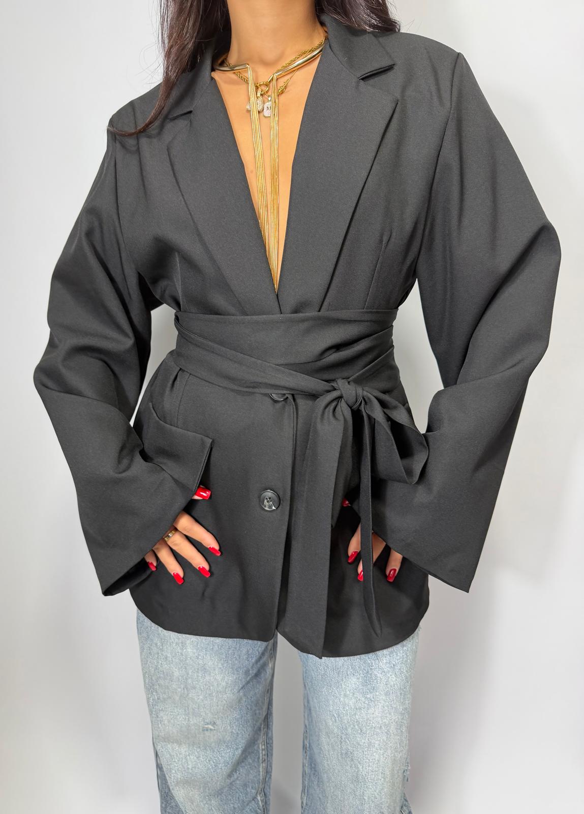 Blazer con cinturino foderato all'interno manica a campana