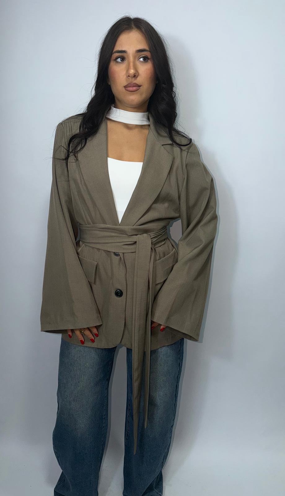 Blazer con cinturino foderato all'interno manica a campana