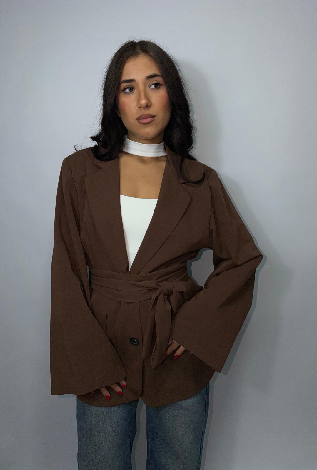 Blazer con cinturino foderato all'interno manica a campana